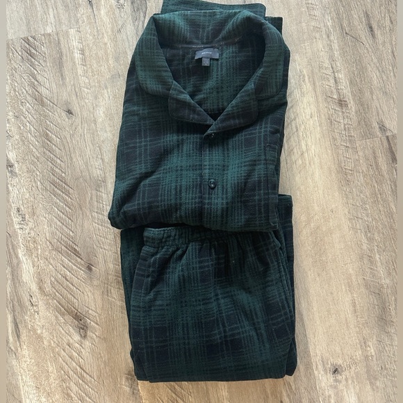 SKIMS Unisex Super Soft Dark Green Flannel Pajama Set - Picture 7 of 9